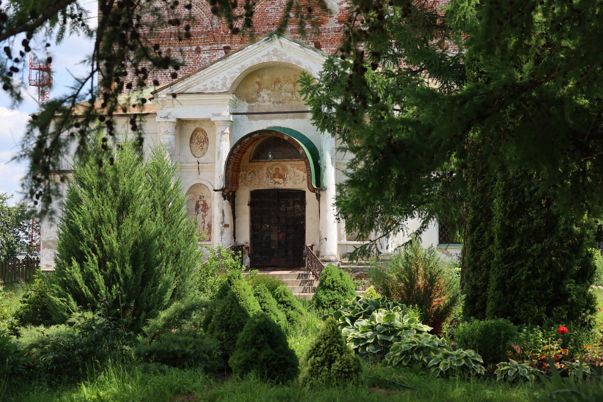 Борисоглебский монастырь и Троице-Сергиев Варницкий монастырь (на вашем авто)