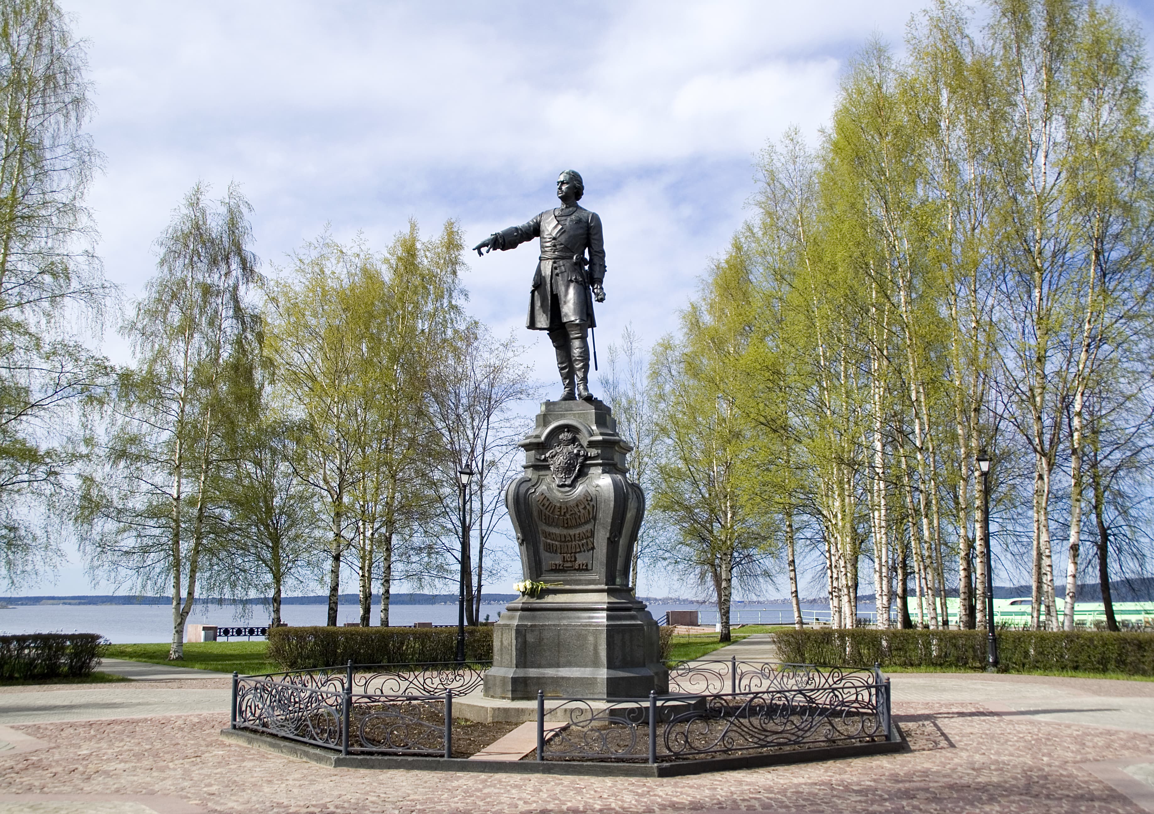 Петрозаводск — от памятника основателю до тайги