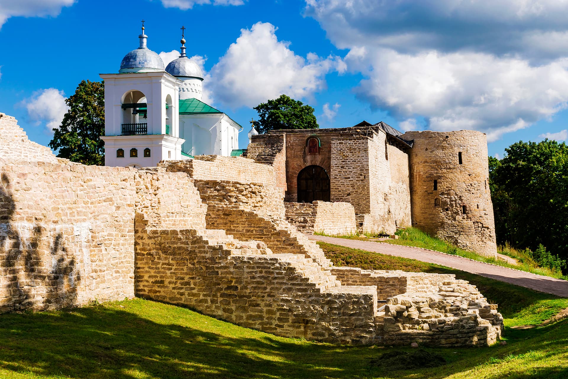 Автобусная экскурсия из Пскова в Изборск и Печоры