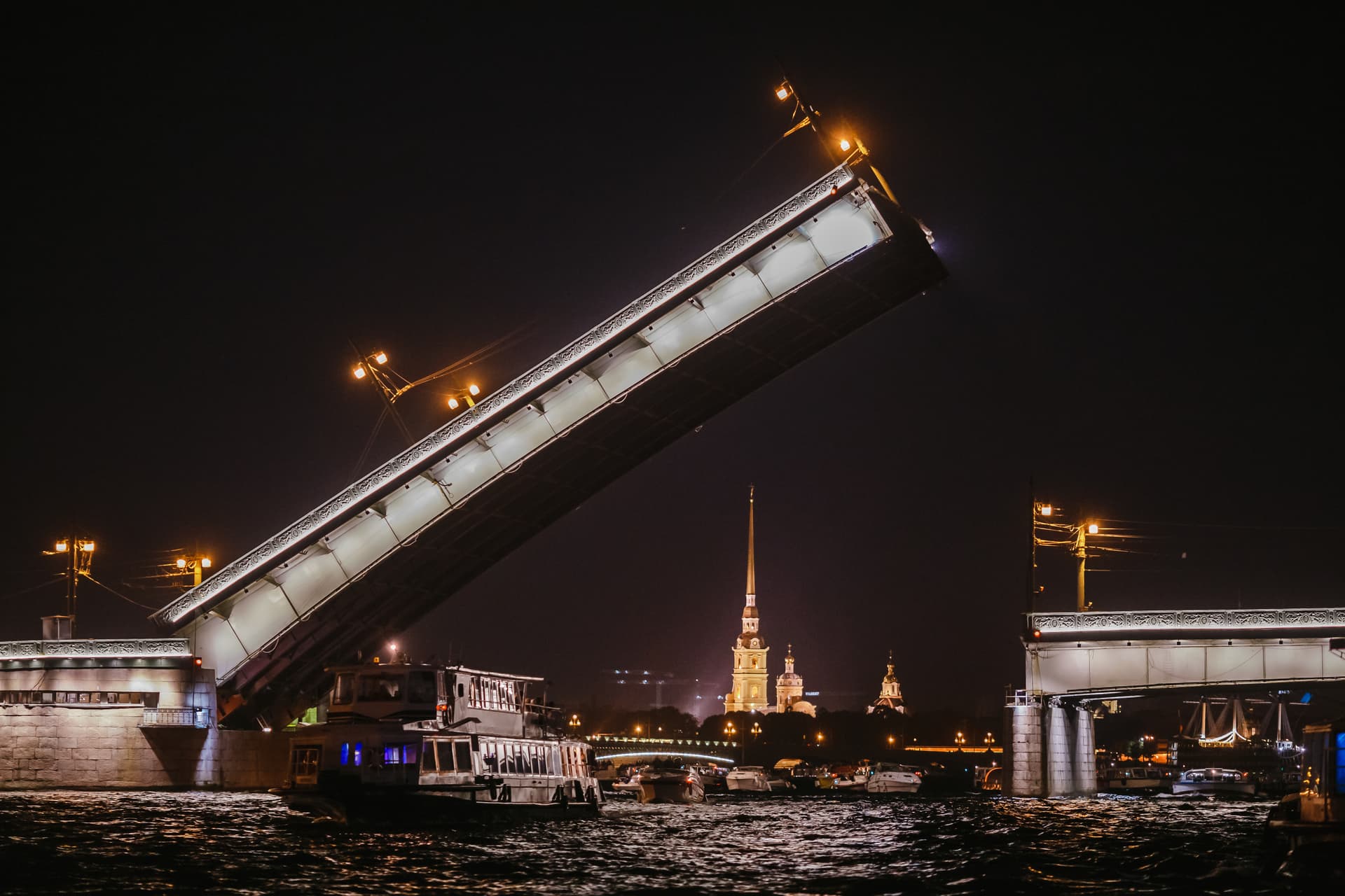 Мосты повисли над Невой: прогулка на теплоходе на развод мостов