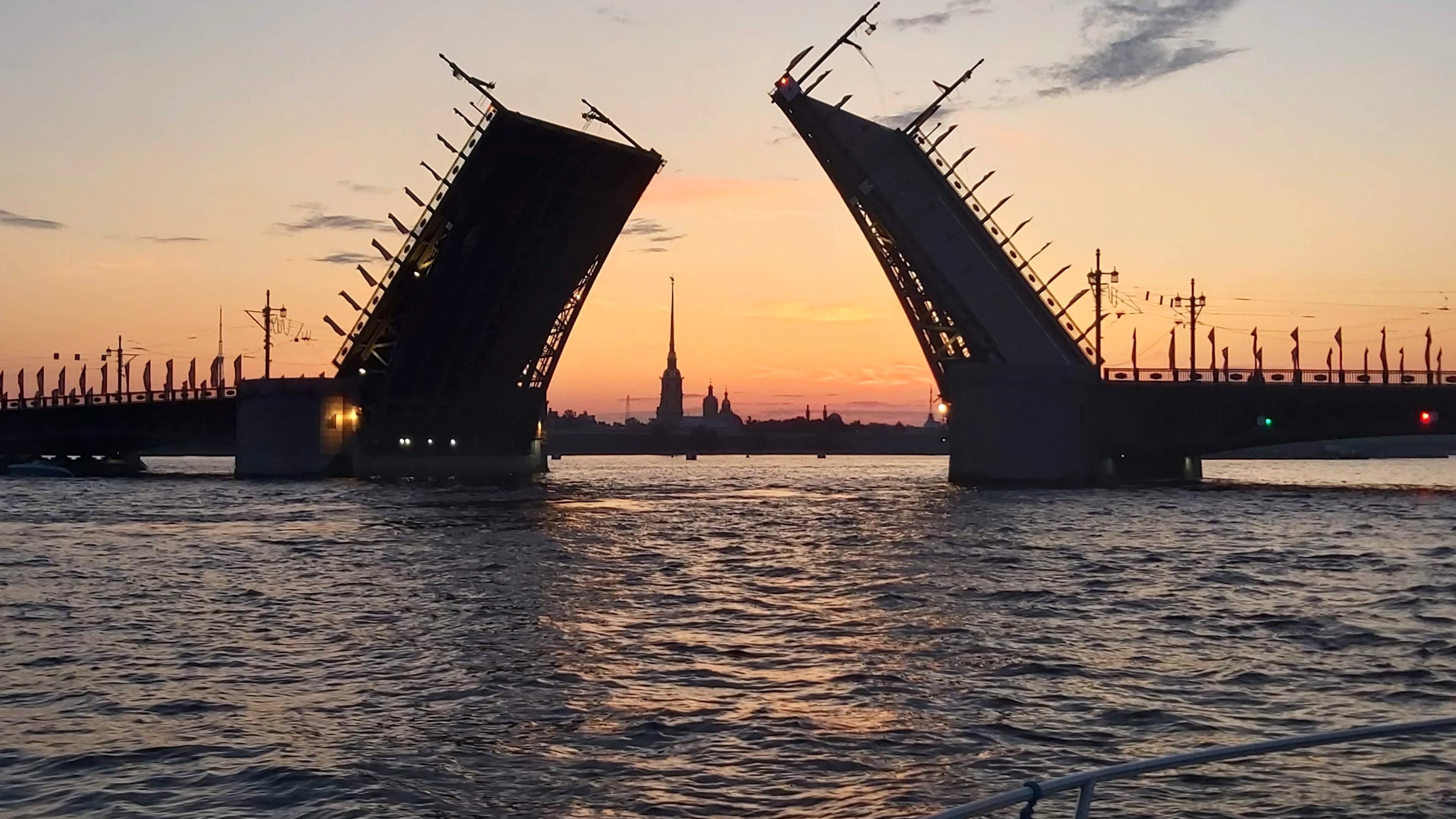 Ночное свидание с Петербургом на катере