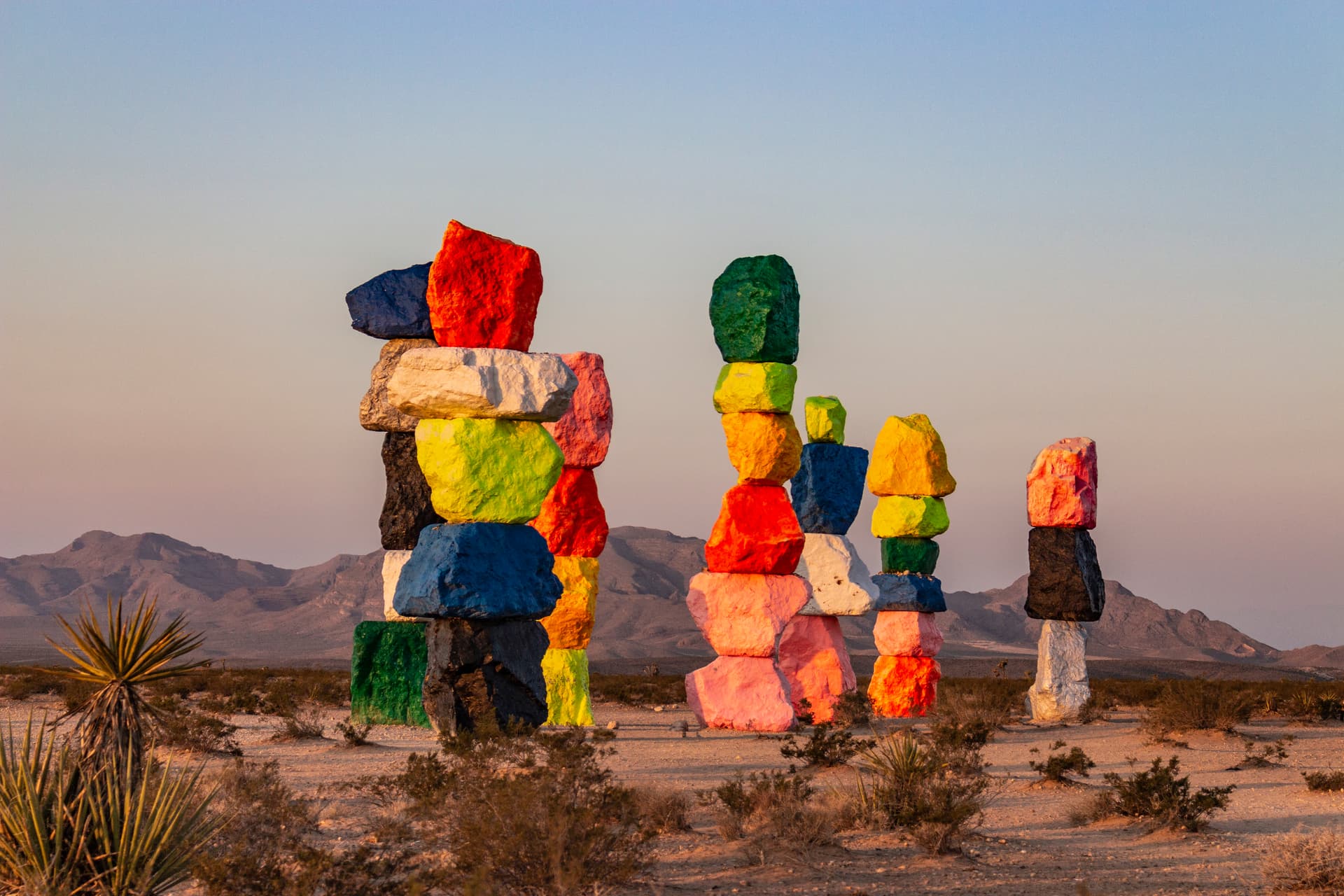Арт-объект посреди пустыни — Seven Magic Mountains