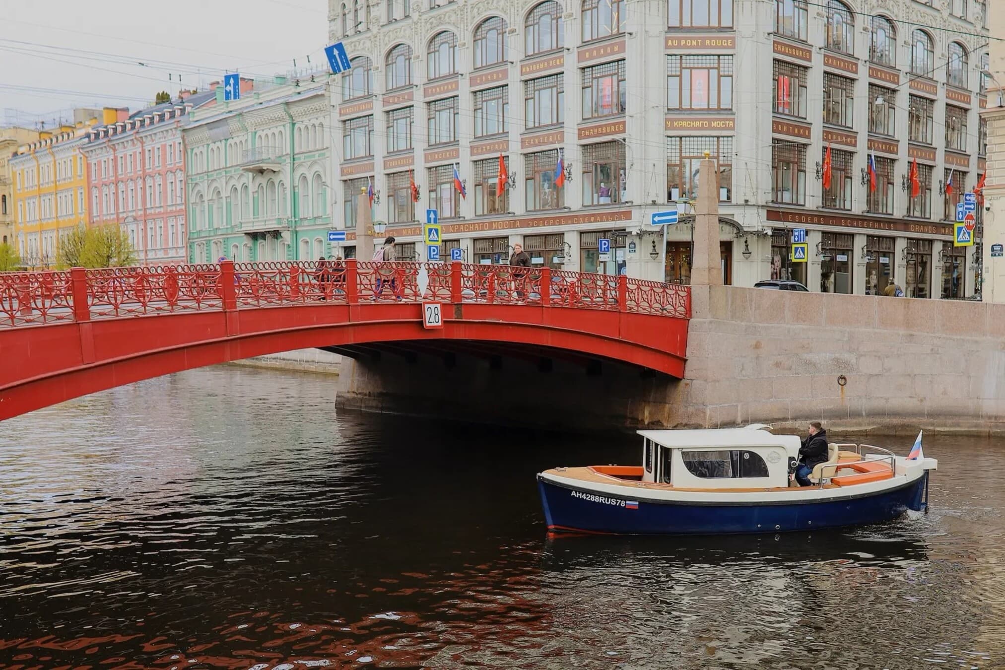 Путешествие по водным артериям Петербурга на катере «Юность»