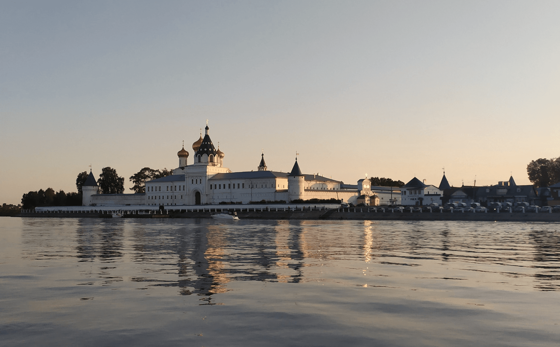 На катере — по следам императорской иконы в Костроме