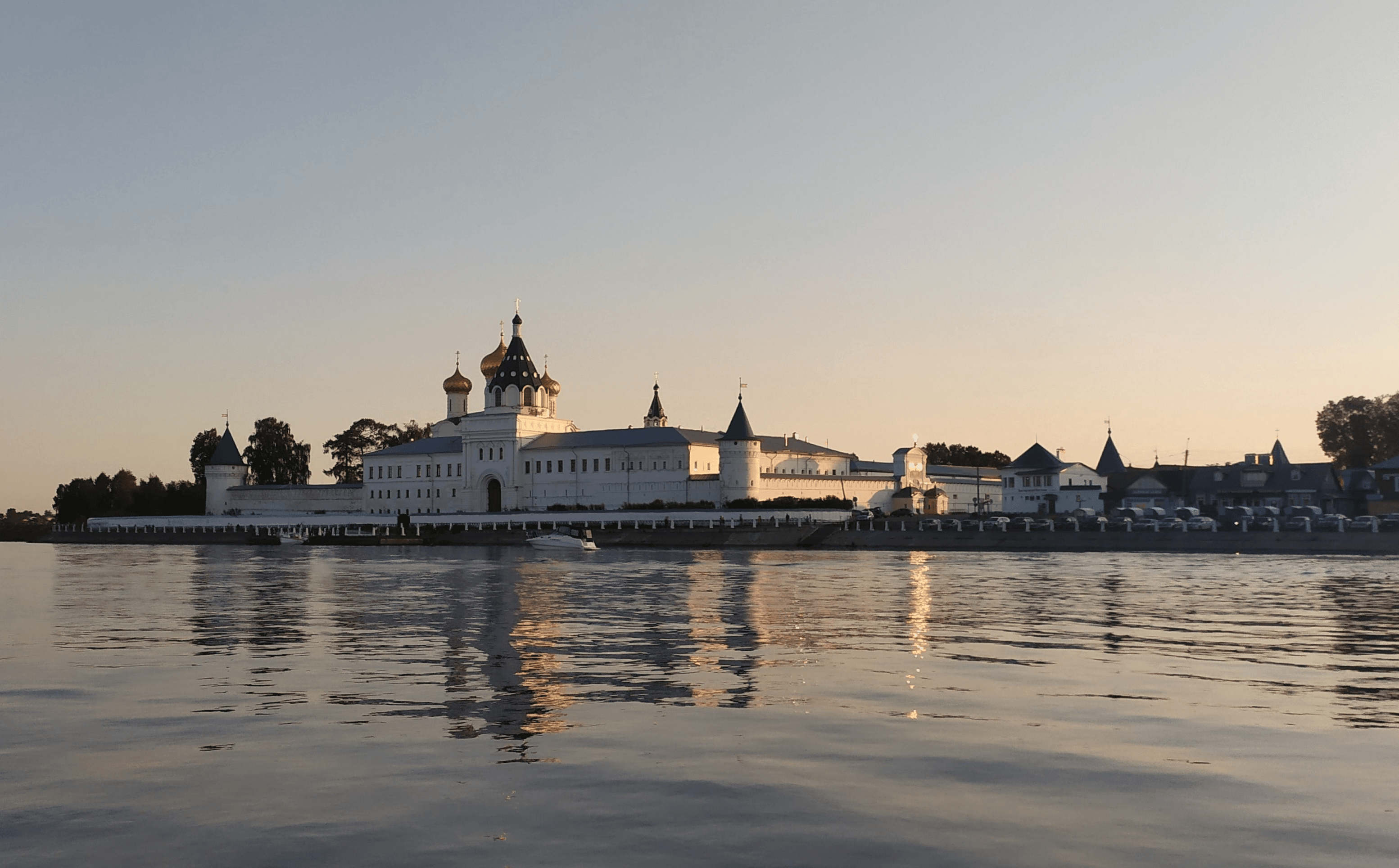 На катере — по следам императорской иконы в Костроме
