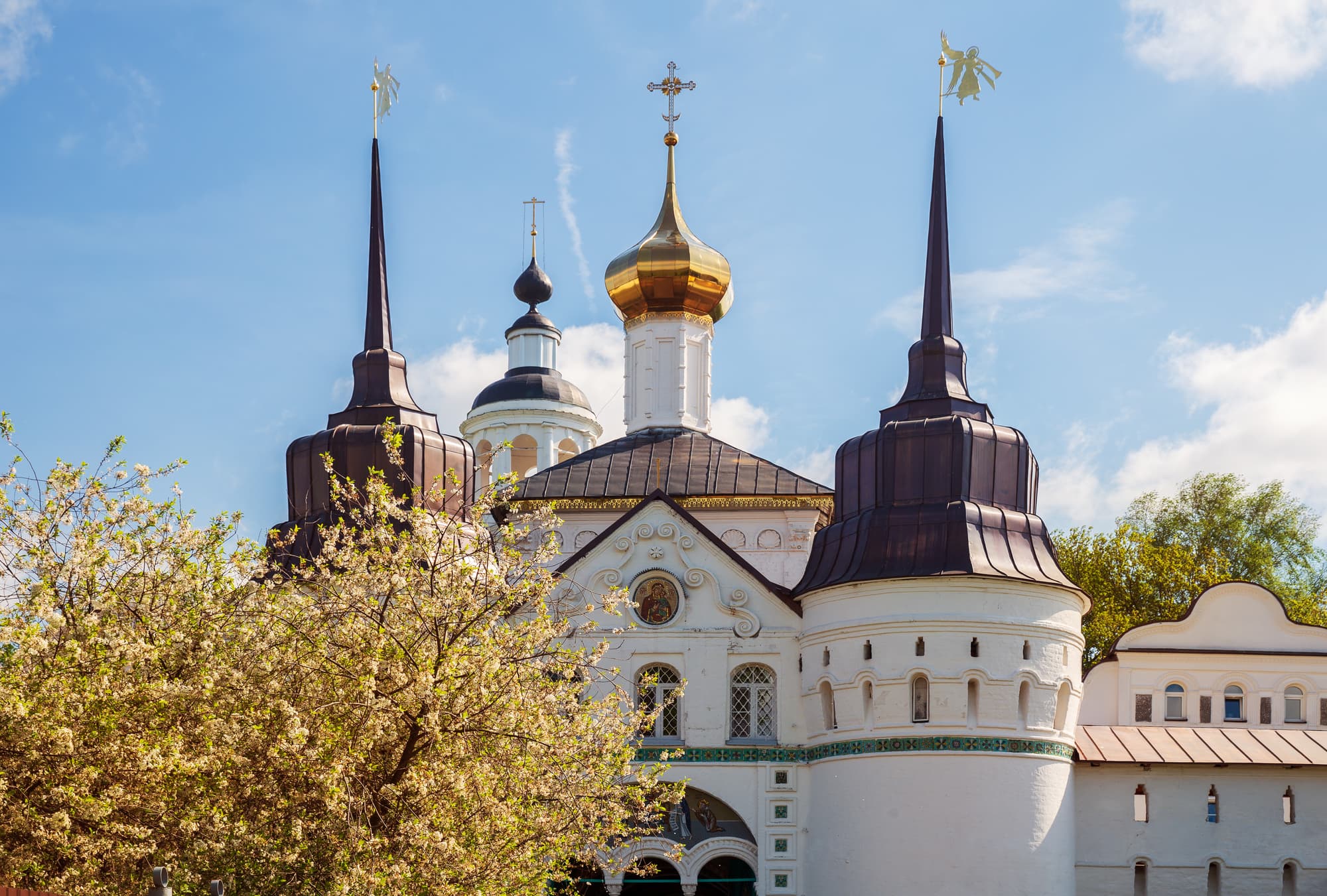 Из Ярославля — в старинный Толгский монастырь