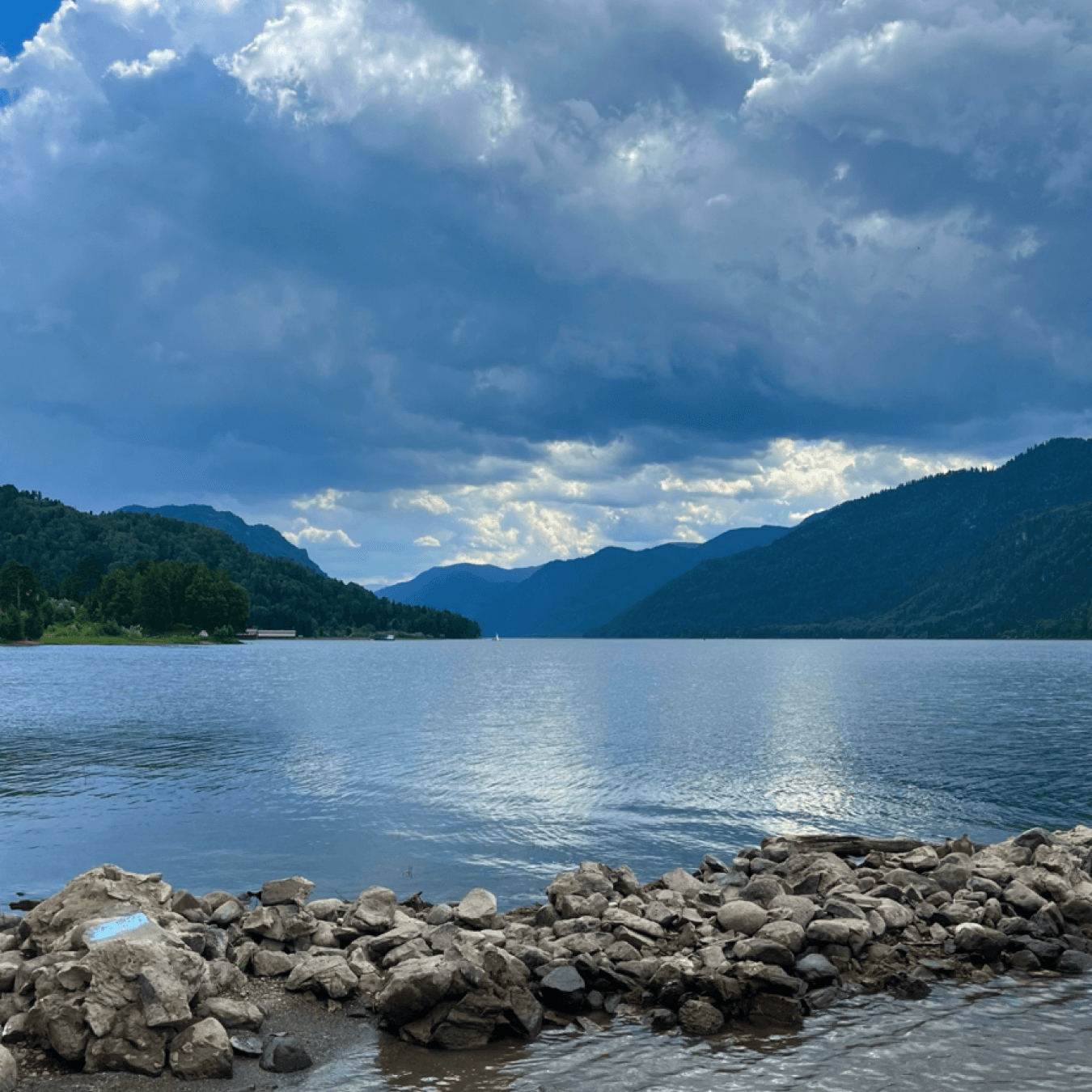 По Телецкому озеру на катере с прогулкой к водопадам