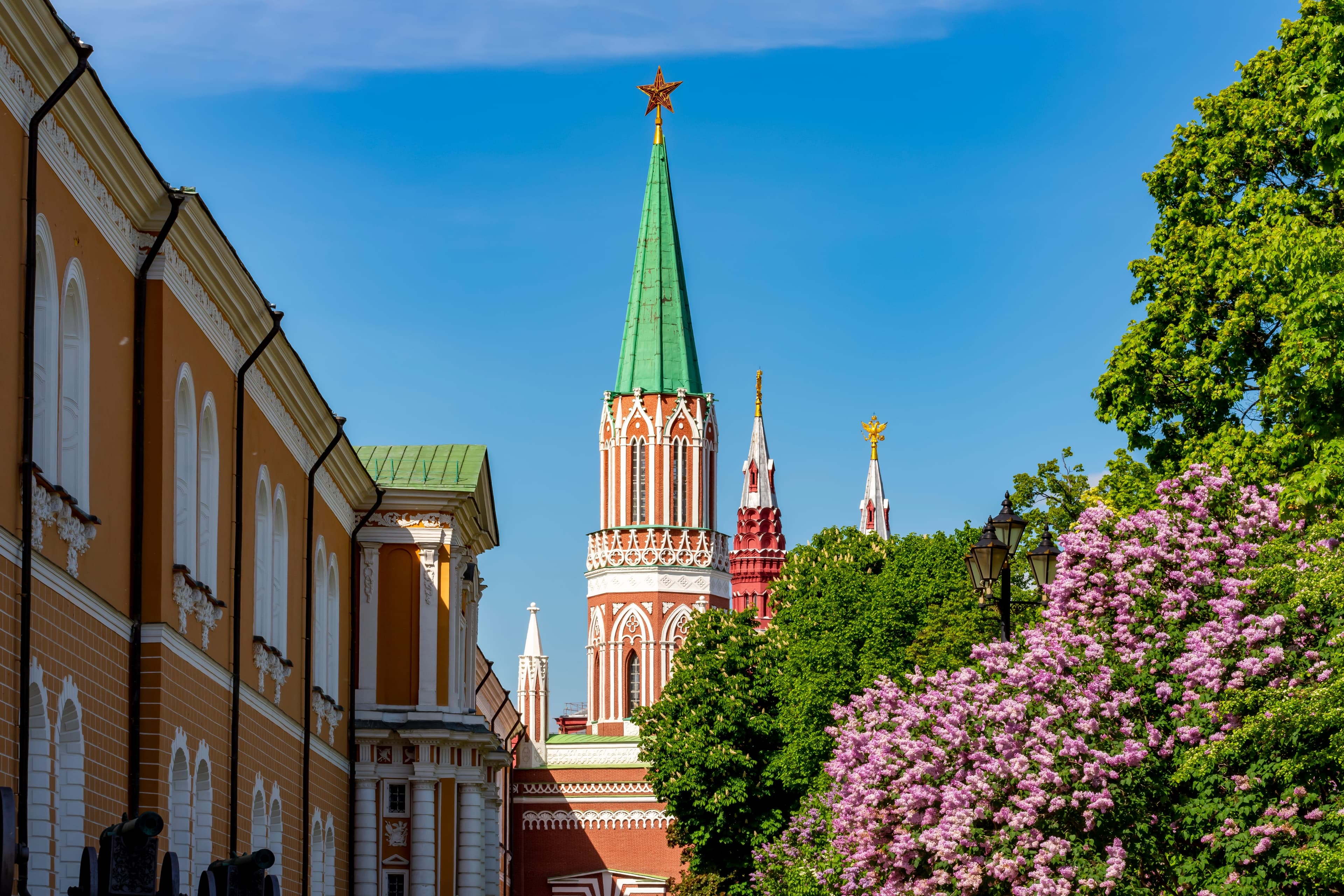 «Москва — это Красная площадь, Москва — это звёзды Кремля...»