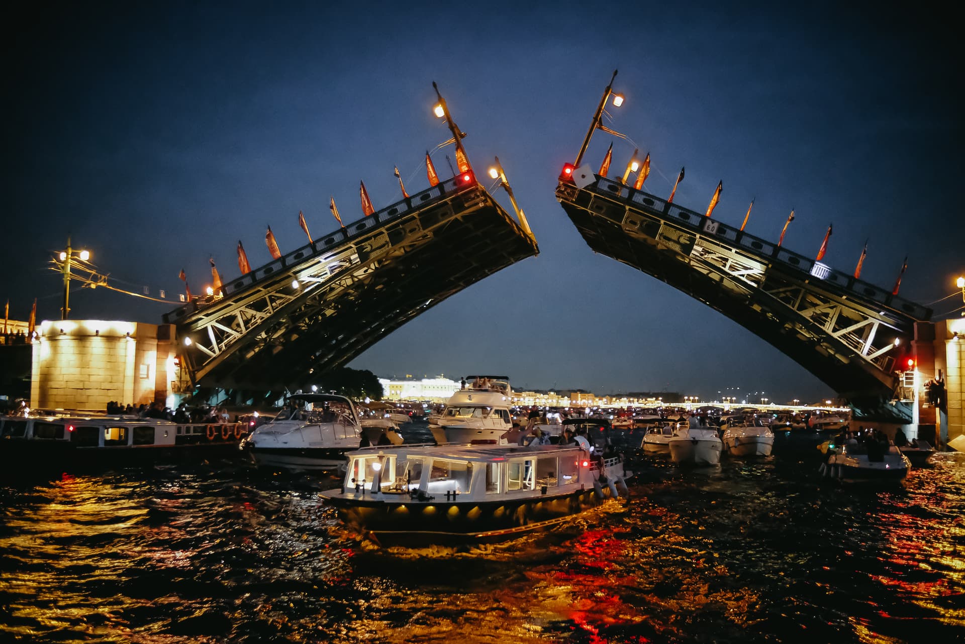 Развод мостов: главная ночная классика Петербурга