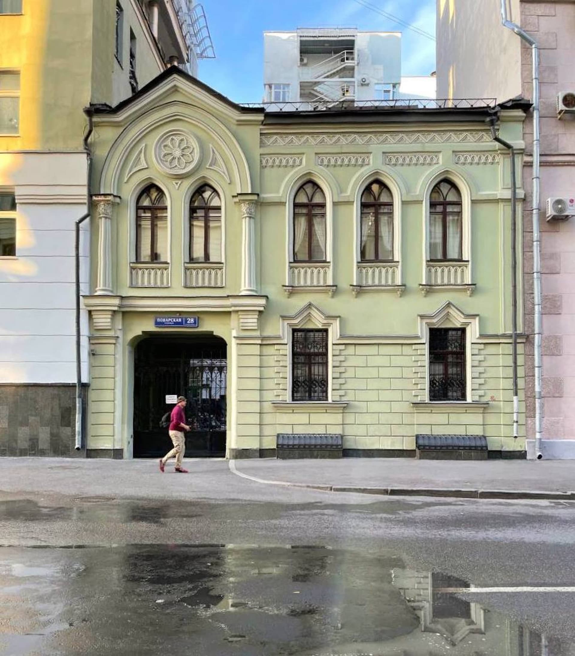 Истории женщин old money на прогулке по Поварской улице