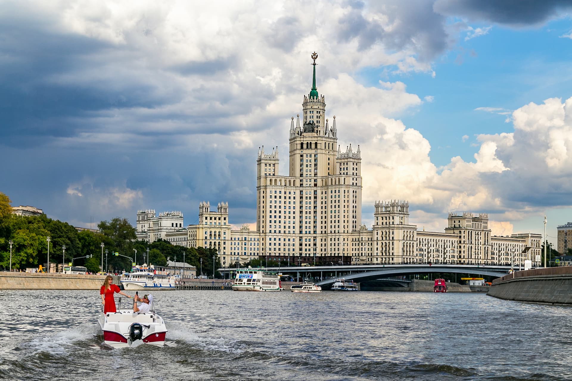 Индивидуальная прогулка по Москве‑реке на катере «Толстый»
