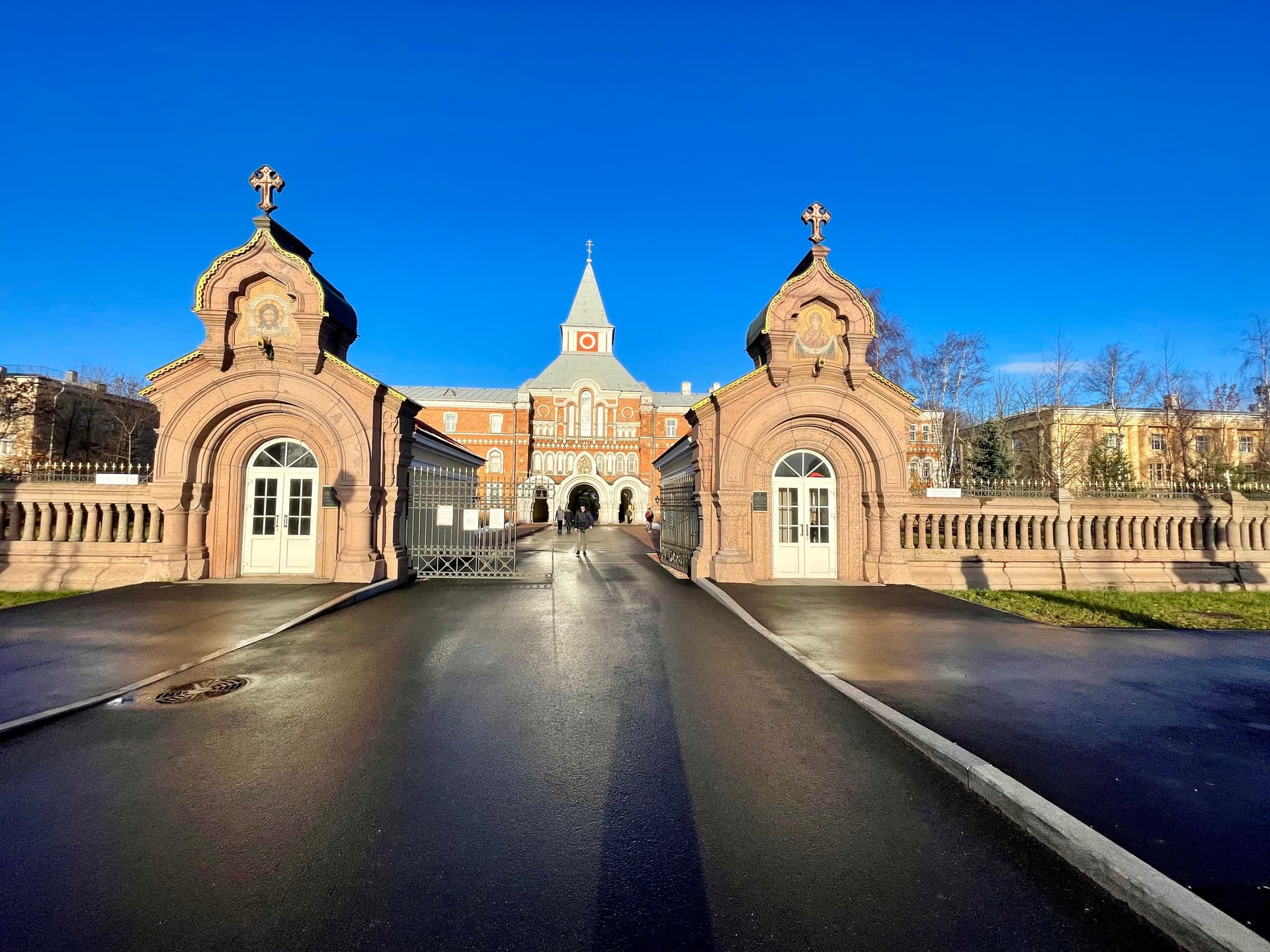 Троице-Сергиева пустынь, усадьба Знаменка и другие открытия близ Петергофа