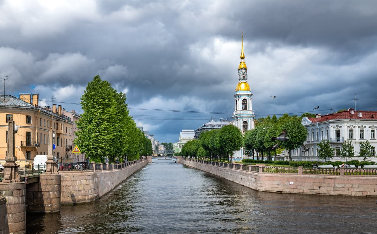 Петербург — как витрина Империи: масштаб площадей и роскошь дворцов от Петра до Путина
