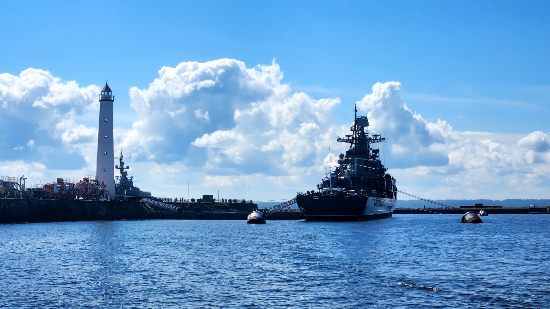 Город-крепость, город-порт: в Кронштадт на метеоре