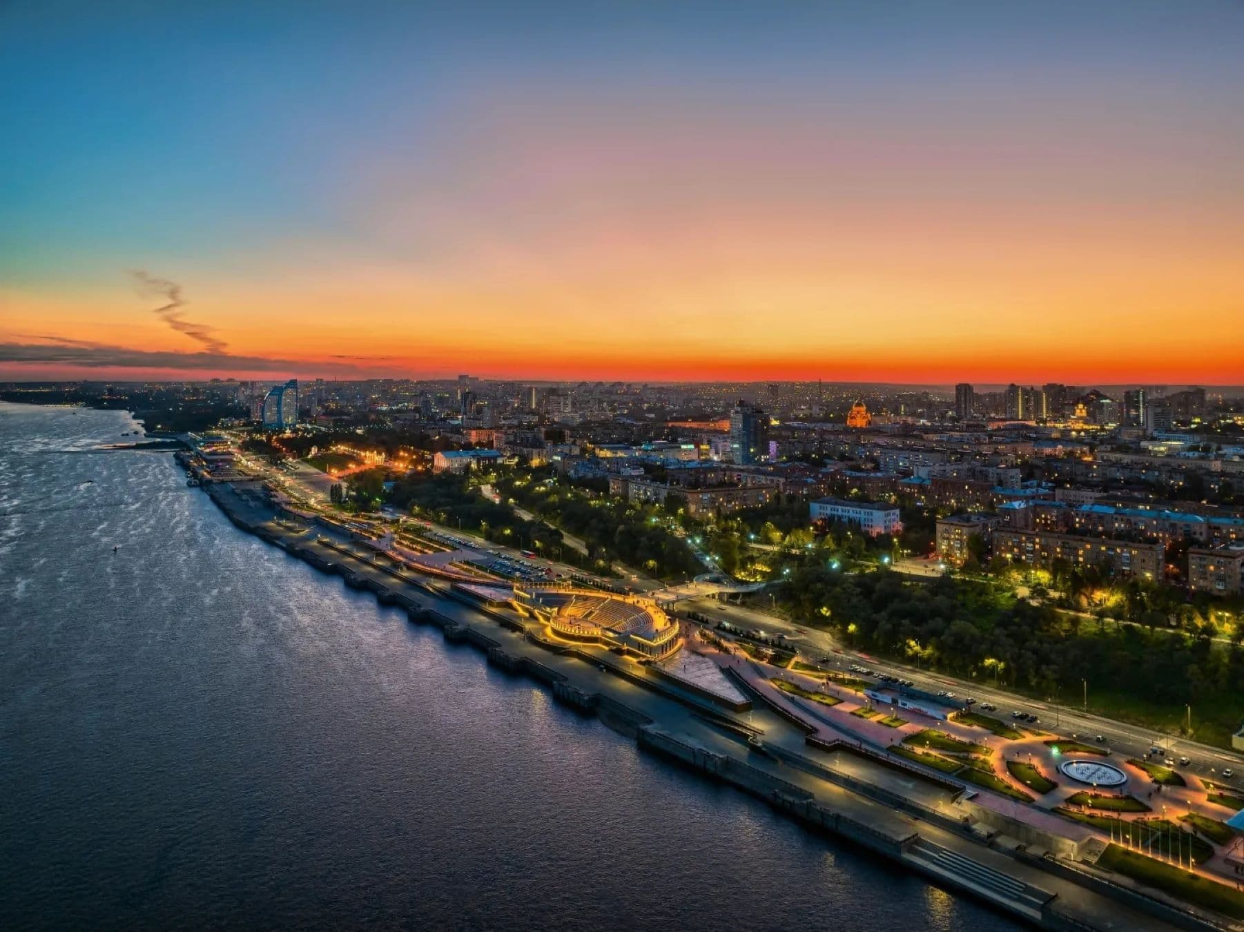 Вечерний Волгоград с борта катера