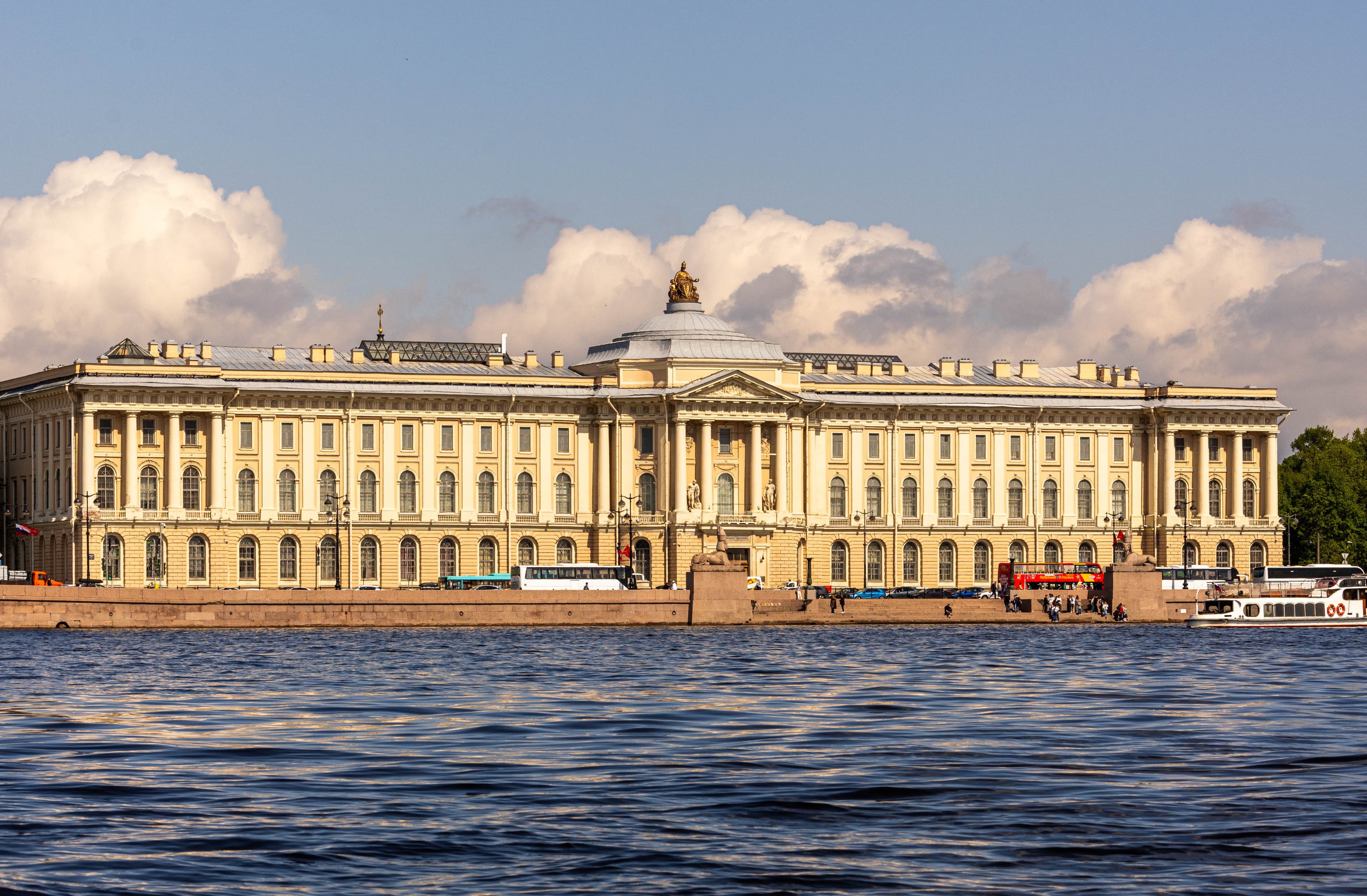 Прогулка на открытом катере — от центра Петербурга до новых кварталов у воды