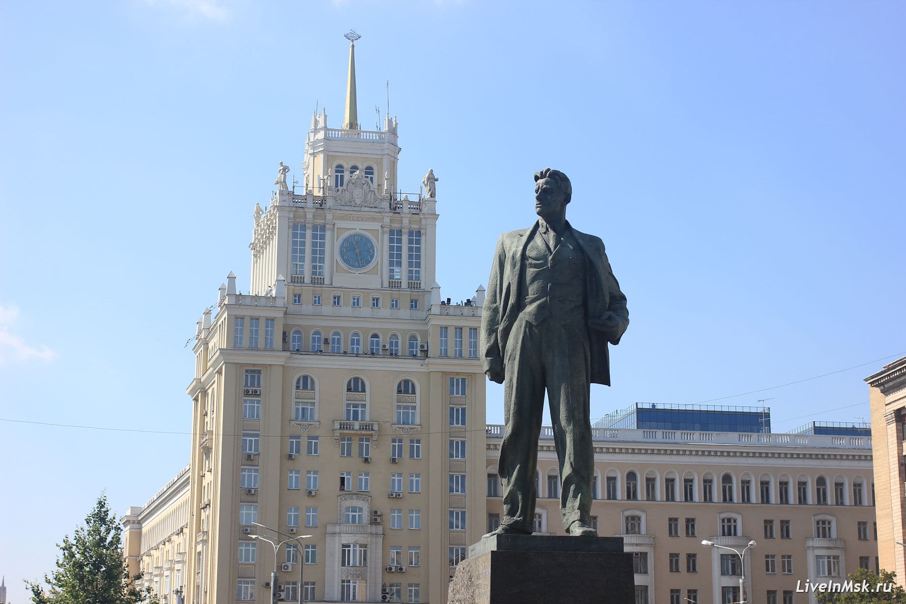 «Разрешите представиться. Маяковский»