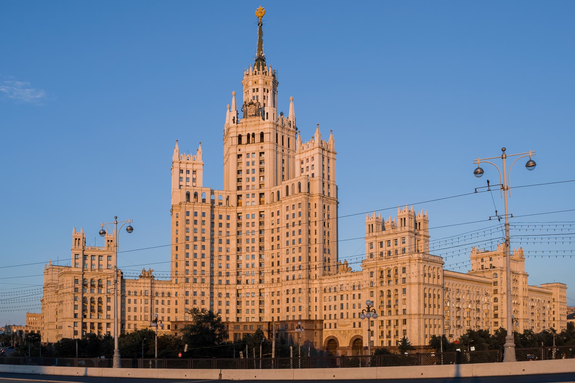 Высотка на Котельнической и чаепитие с видом на Кремль