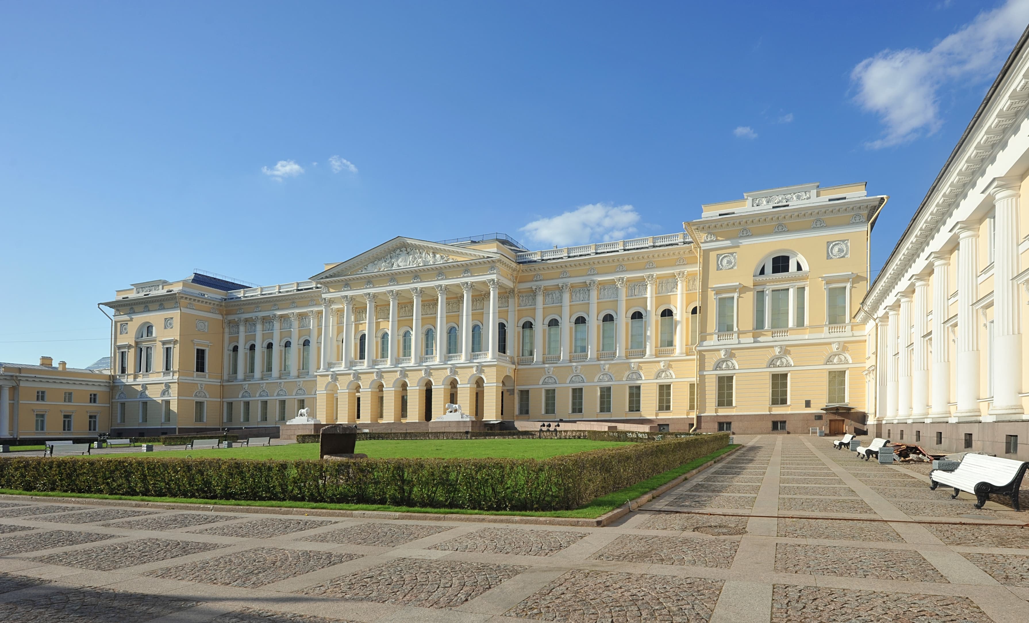 Идём на экскурсию в Русский музей с гидом (билеты включены)