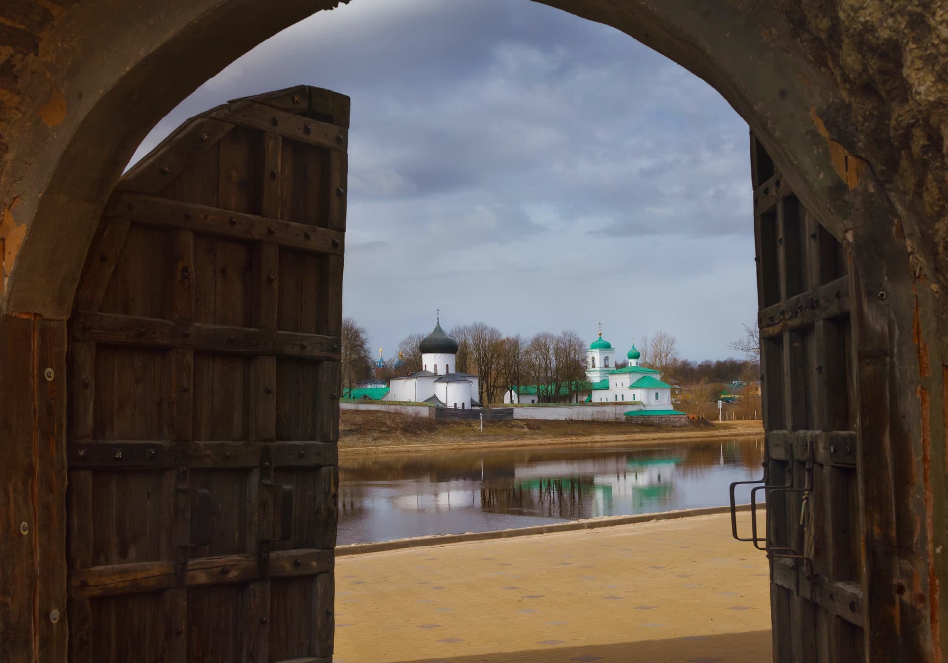 Из Санкт-Петербурга в Псковскую область: Талабские острова, Псков и Печоры