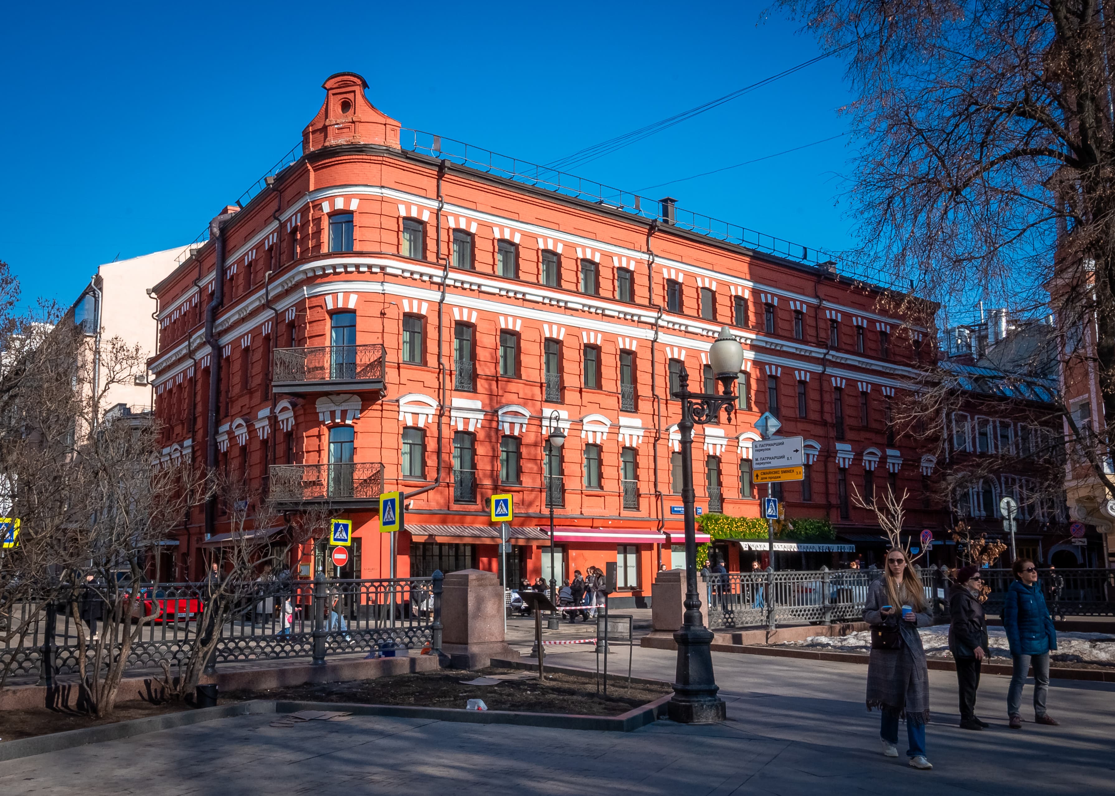 Фотопрогулка в Москве «Архитектурные цитаты на Патриарших»