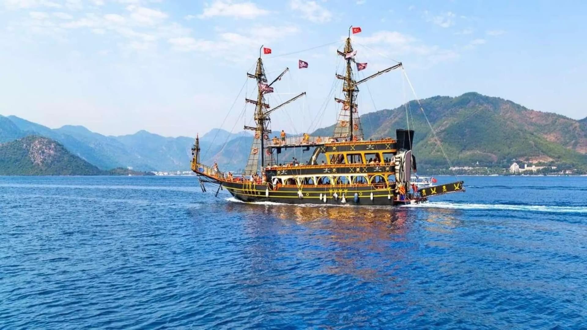 Морская прогулка на пиратском корабле вдоль побережья Кемера