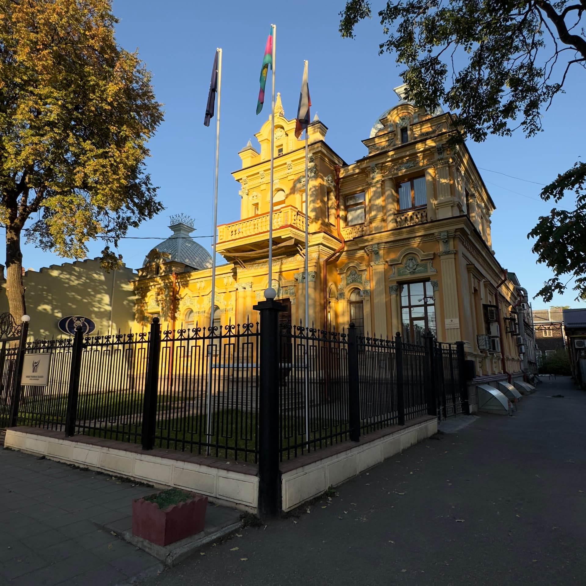 Тени старого города