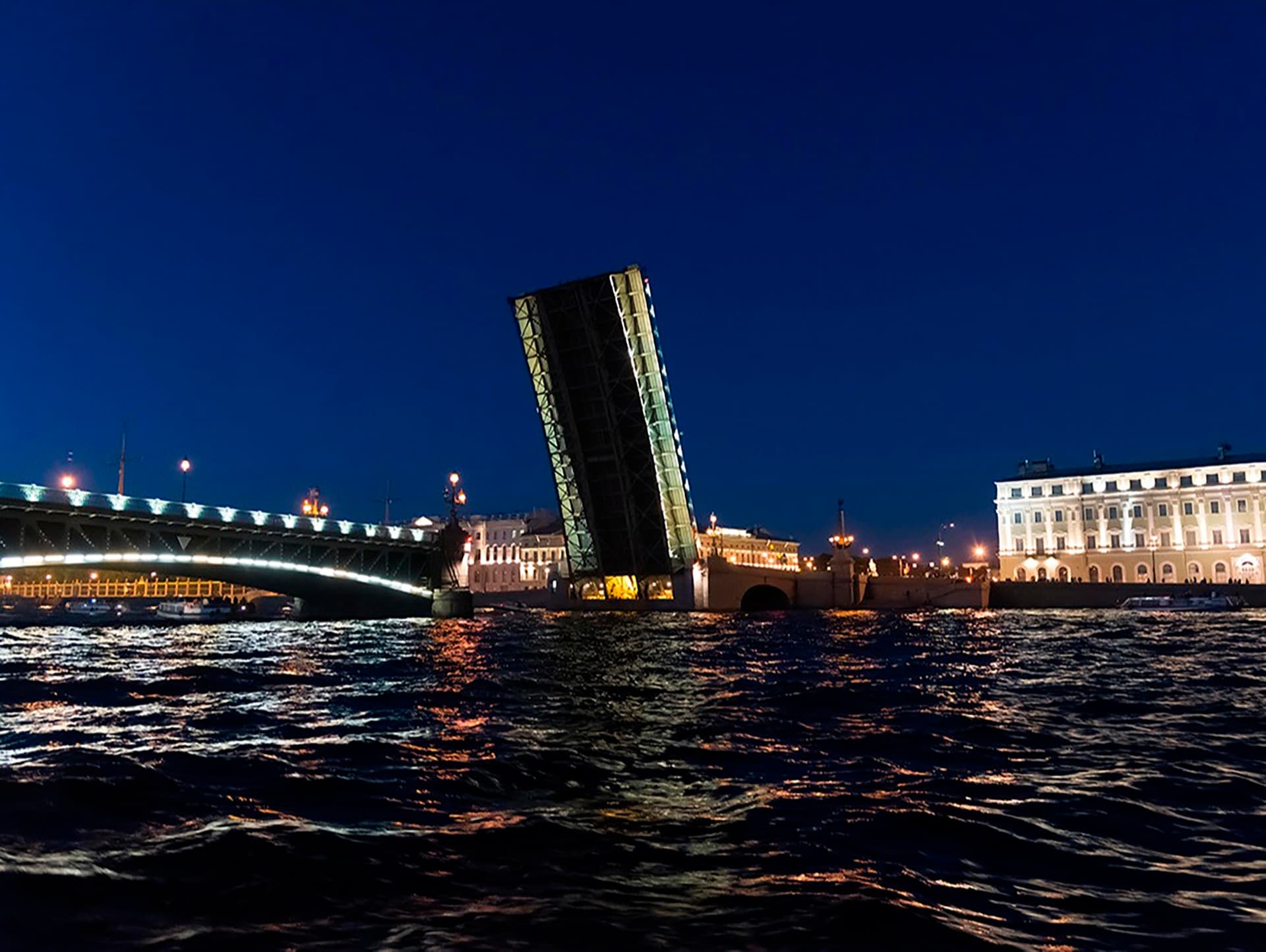 Ночная теплоходная прогулка от Петропавловской крепости + развод мостов