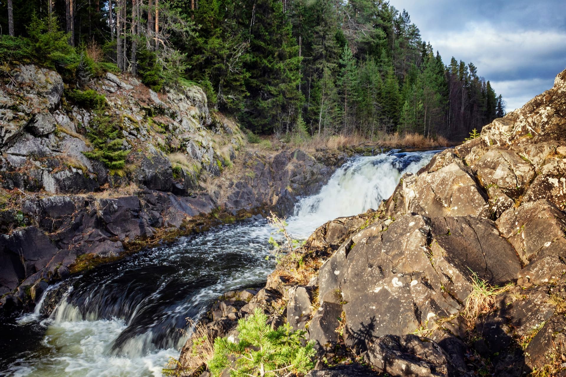 Палеовулкан Гирвас и водопад Кивач — два чуда Карелии