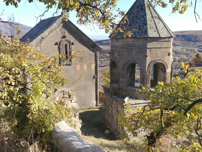 На внедорожниках по неизведанной Южной Осетии: горы, старинные святыни и невероятные виды