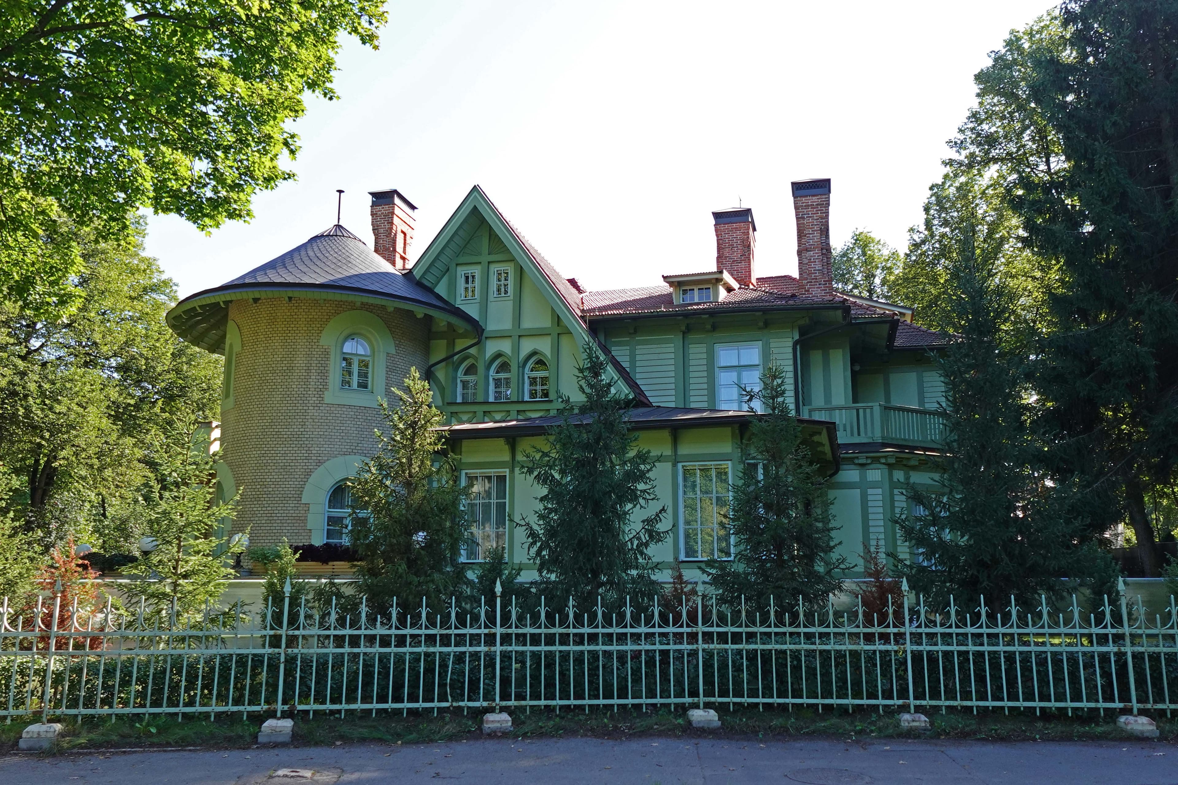 Аптекарский и Каменный острова на авто: особняки, дачи и респектабельные кварталы