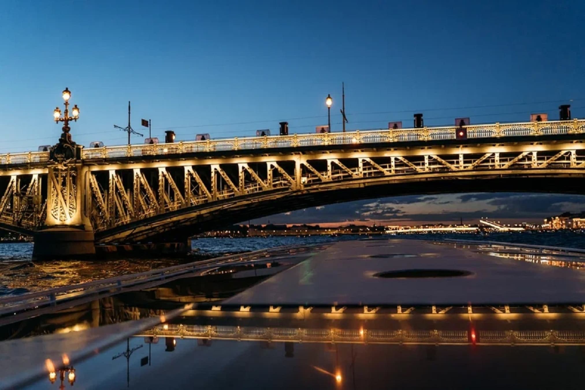 Развод мостов с Карповки — водная прогулка по ночному Петербургу