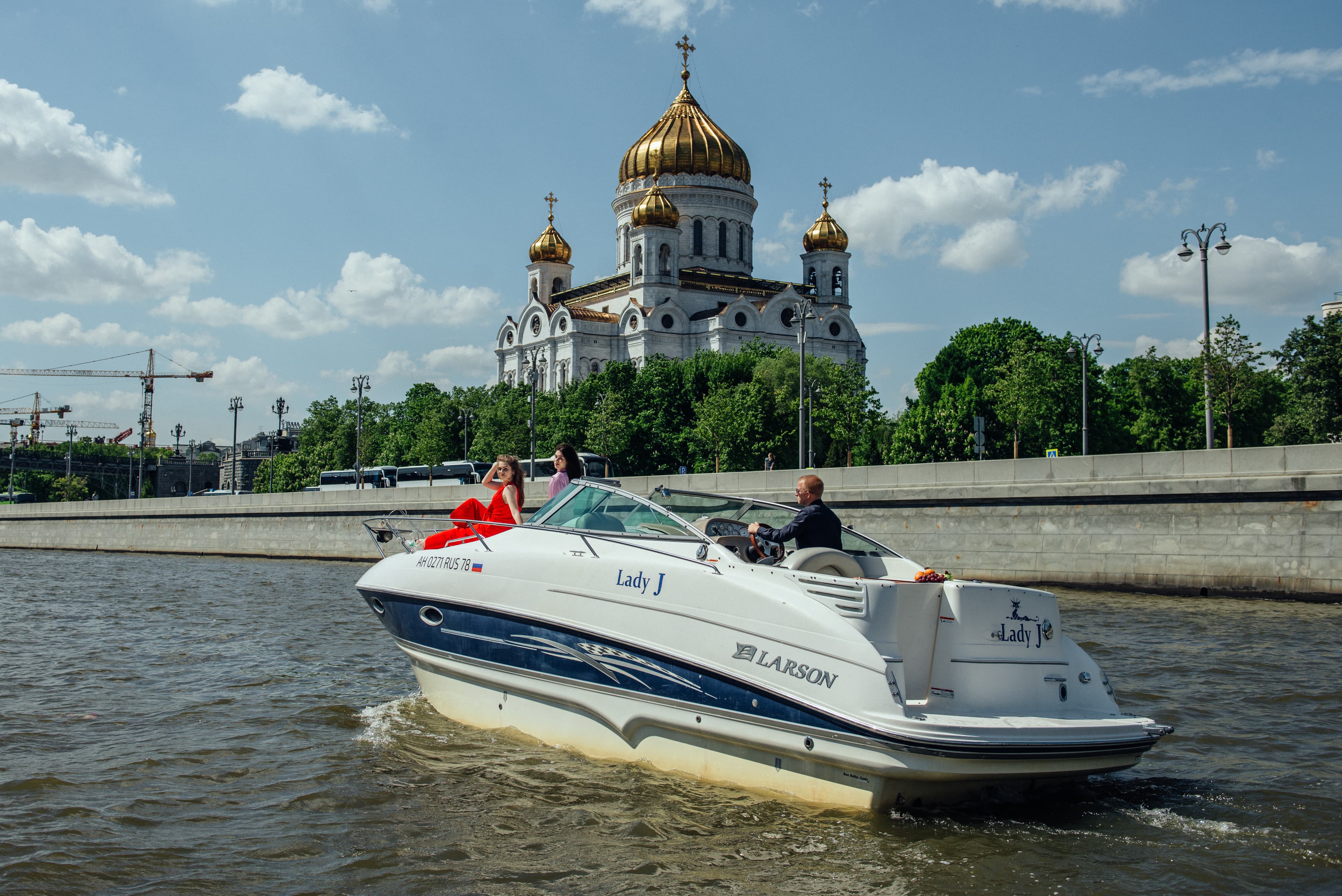 На каютной яхте «Вальяжная» по центру Москвы