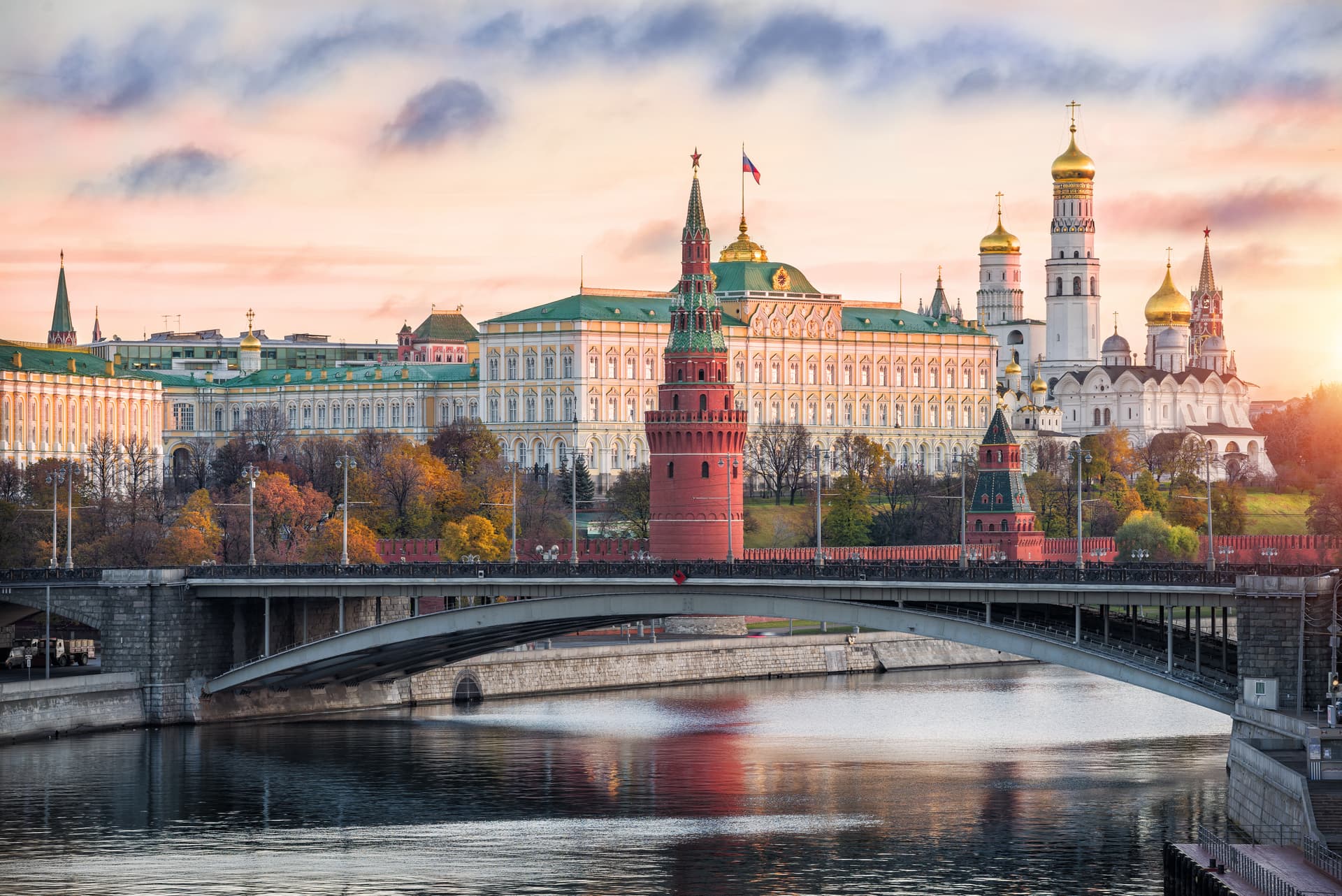 Экскурсия по Москве-реке на роскошном корабле (билеты отдельно)