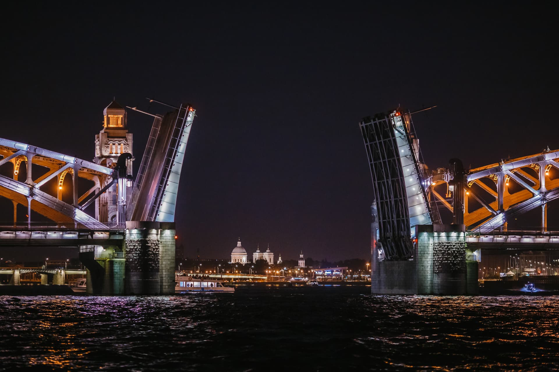 Прогулка на развод мостов «Ночной круиз-концерт»