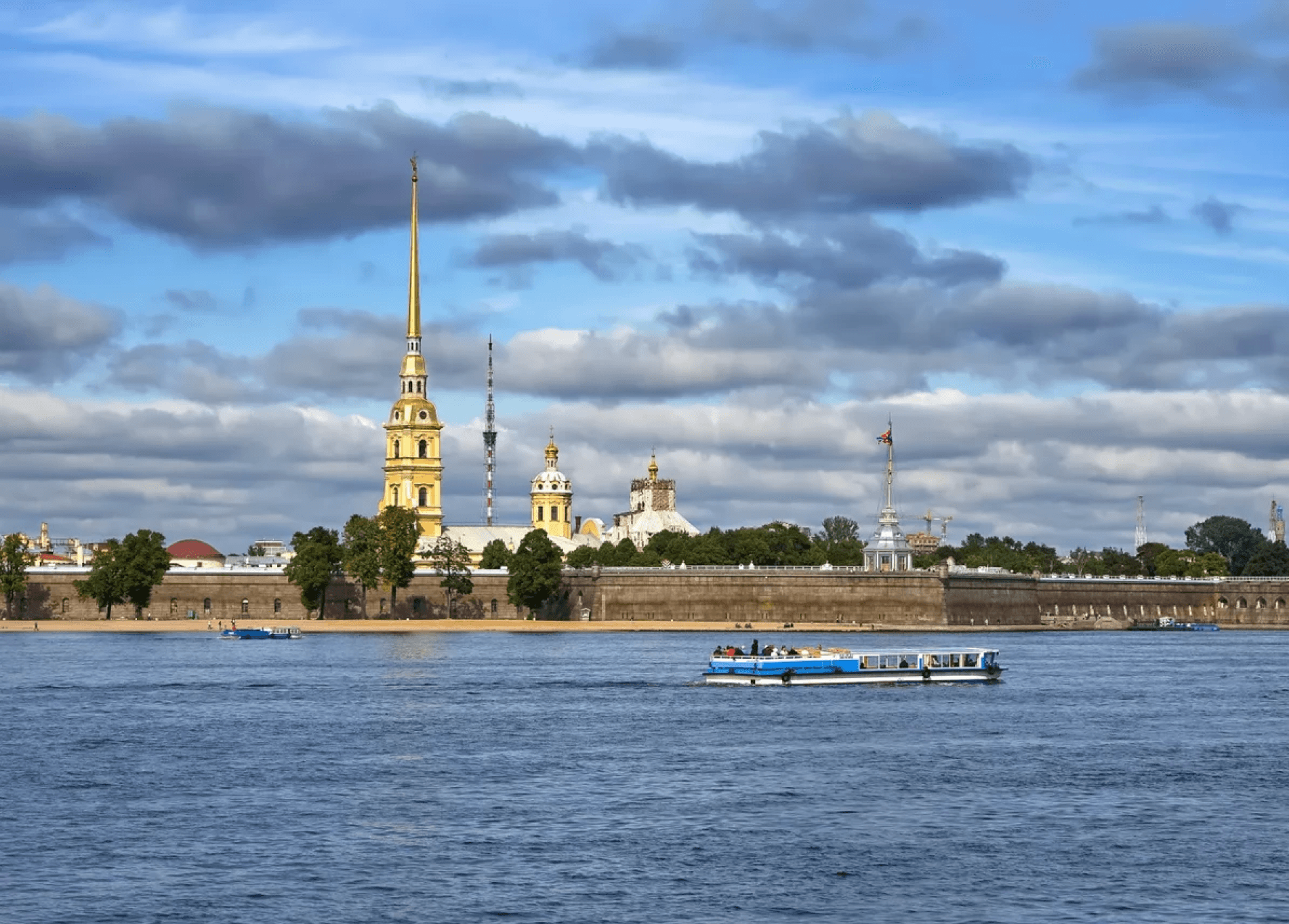 Полуденный выстрел со стен Петропавловской крепости (на теплоходе)