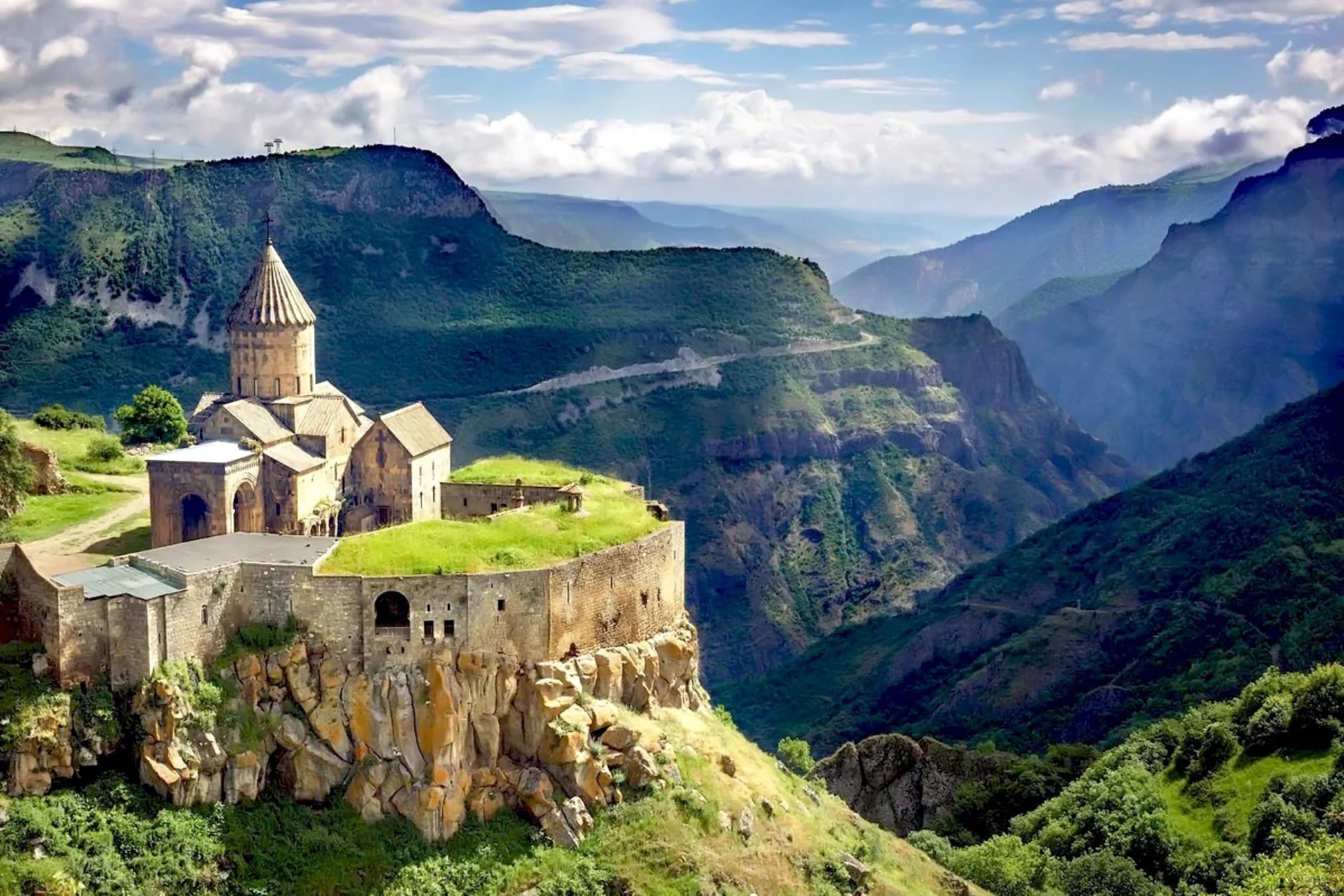 Армения на контрастах: вино Арени, высоты Татева и пещеры Хндзореска (из Еревана)