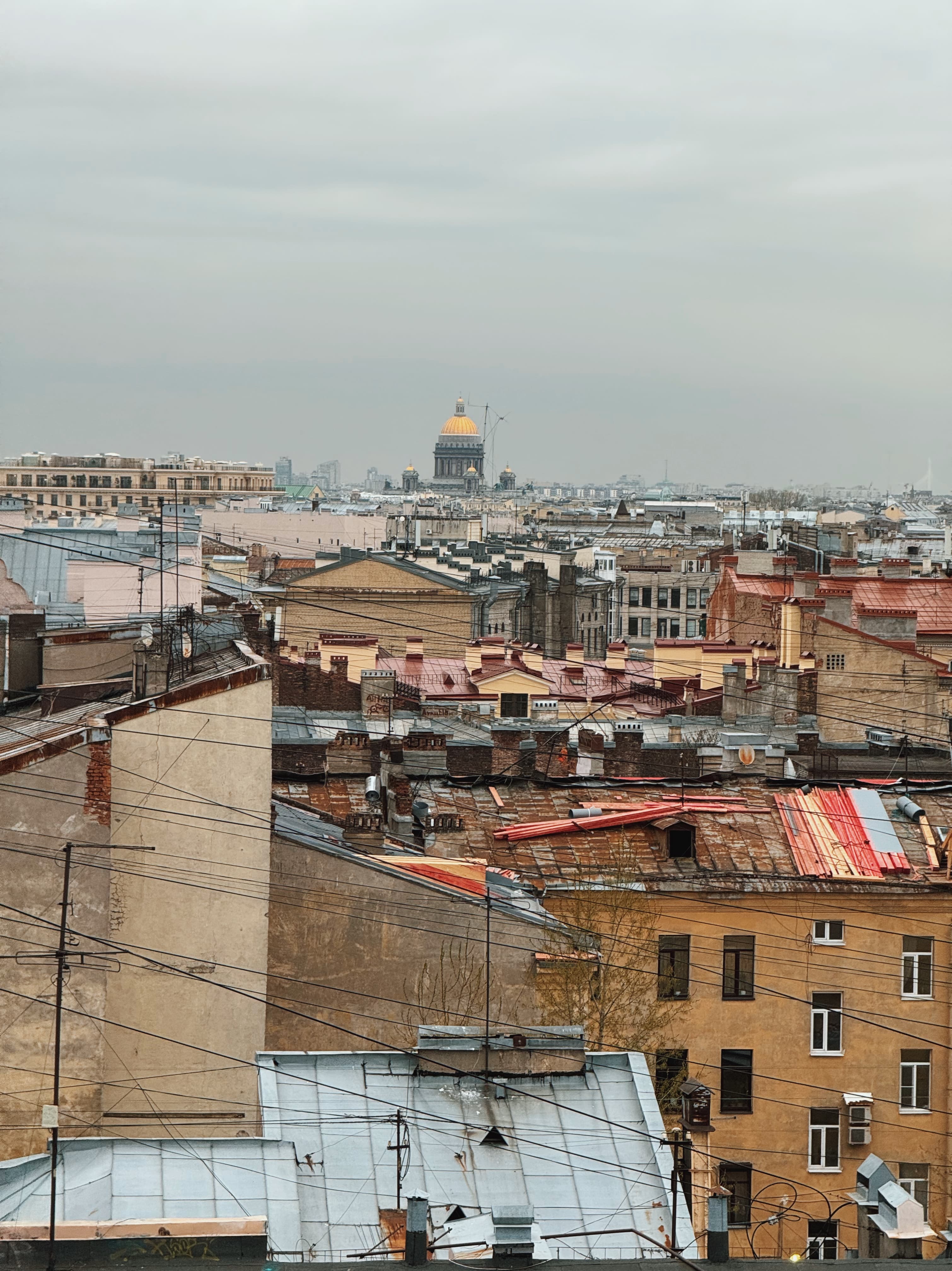 Петербург 4 в 1: дворы, парадные, коммуналки и крыша