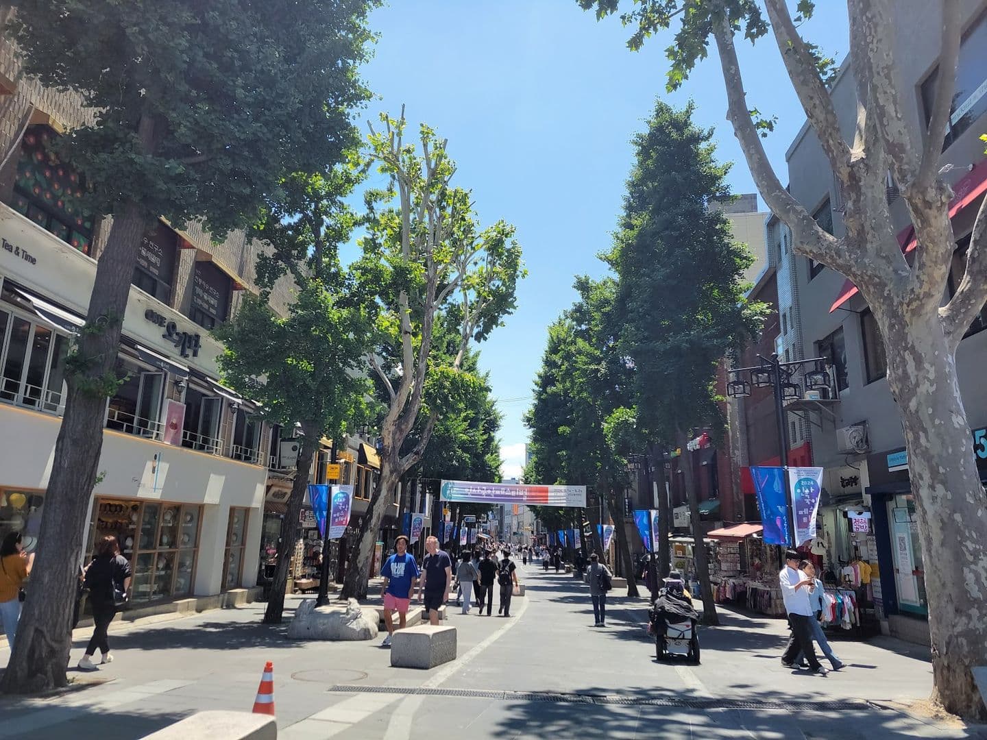 Seoul: From Wongaksa to Gyeongbokgung Walk
