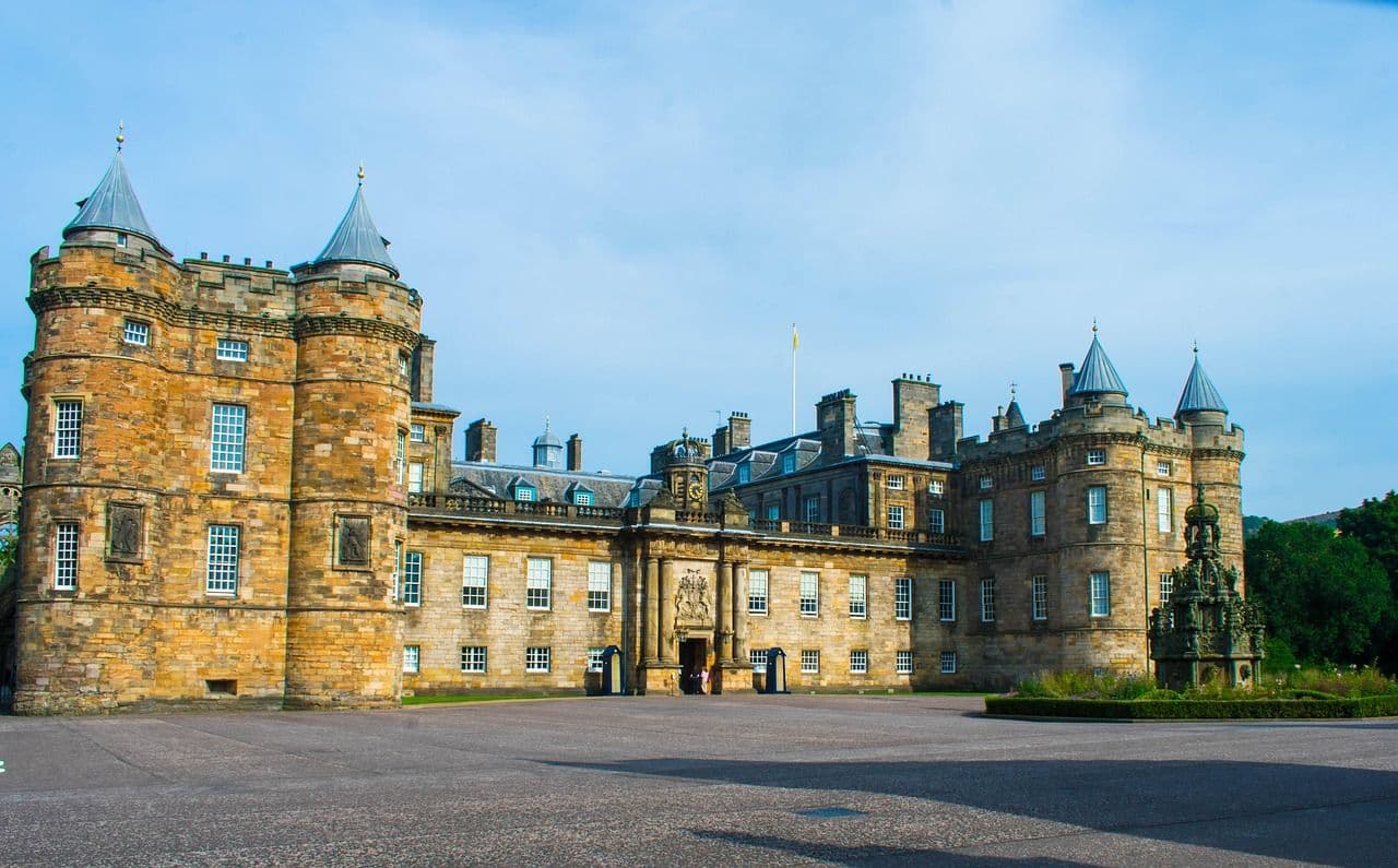 Edinburgh: Palace of Holyroodhouse Ticket & Royal Mile Walk Audio Tour