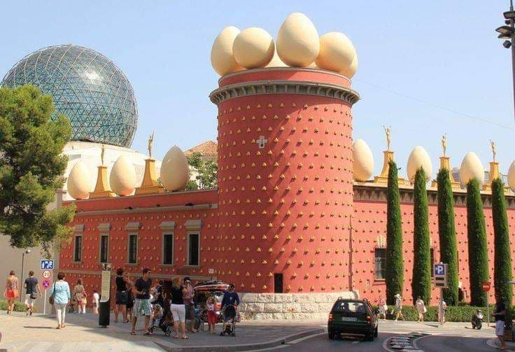 Teatro-Museo Salvador Dalí Entrada y Audioguía con Paseo por Figueres