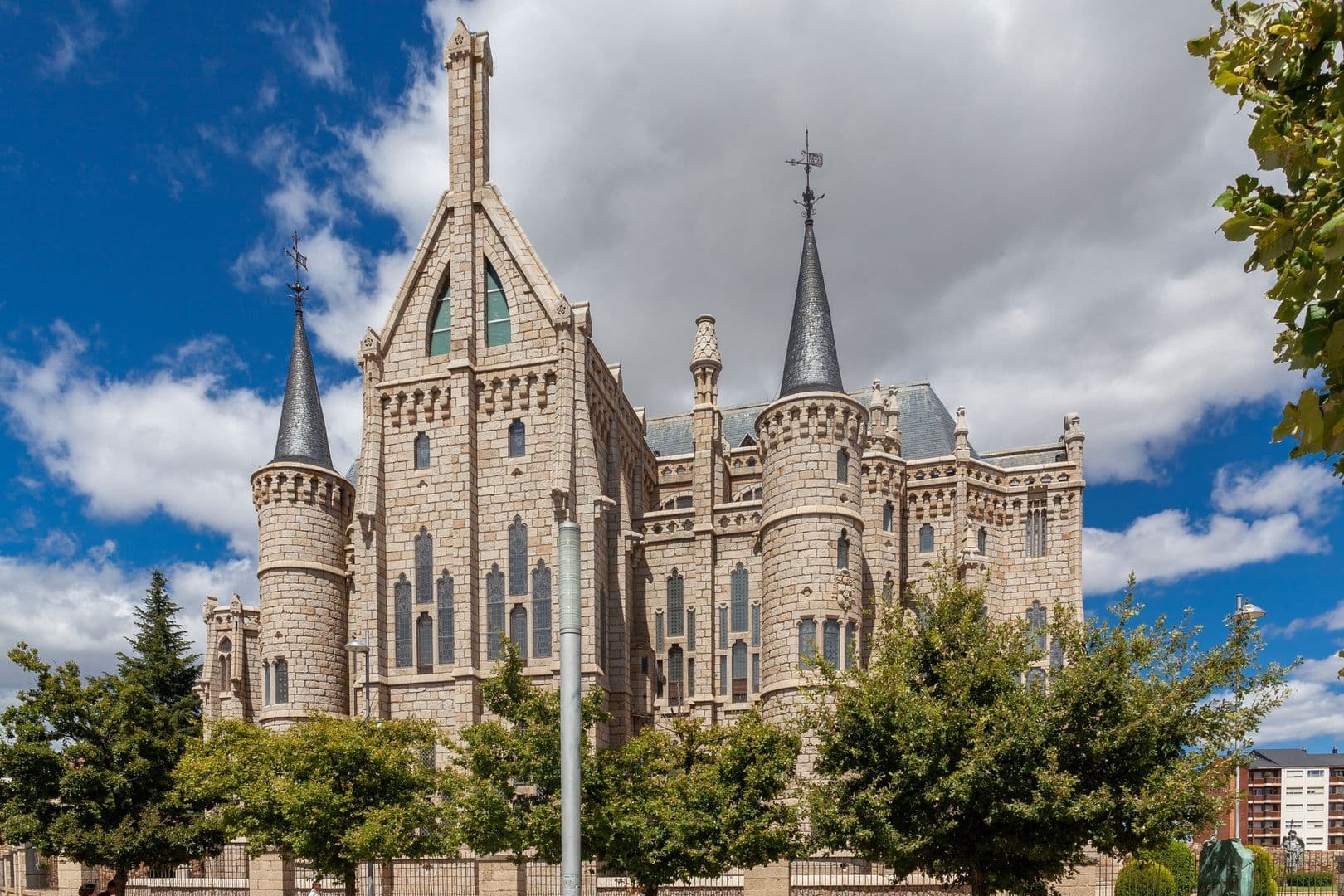 Gaudis Meisterwerk: Astorga Episcopal Palace Ticket & In-App Audio Tour