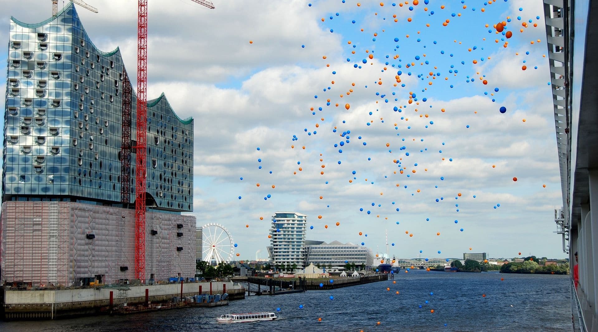 Hamburg: Elbphilharmonie Plaza Ticket & HafenCity Audio Tour