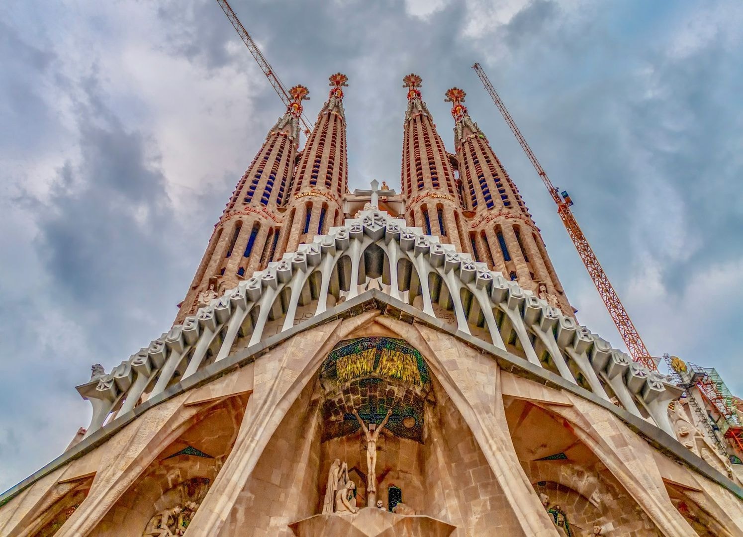 Voyage dans le surréalisme : visite audio de la Sagrada Familia dans l'application et billet accéléré