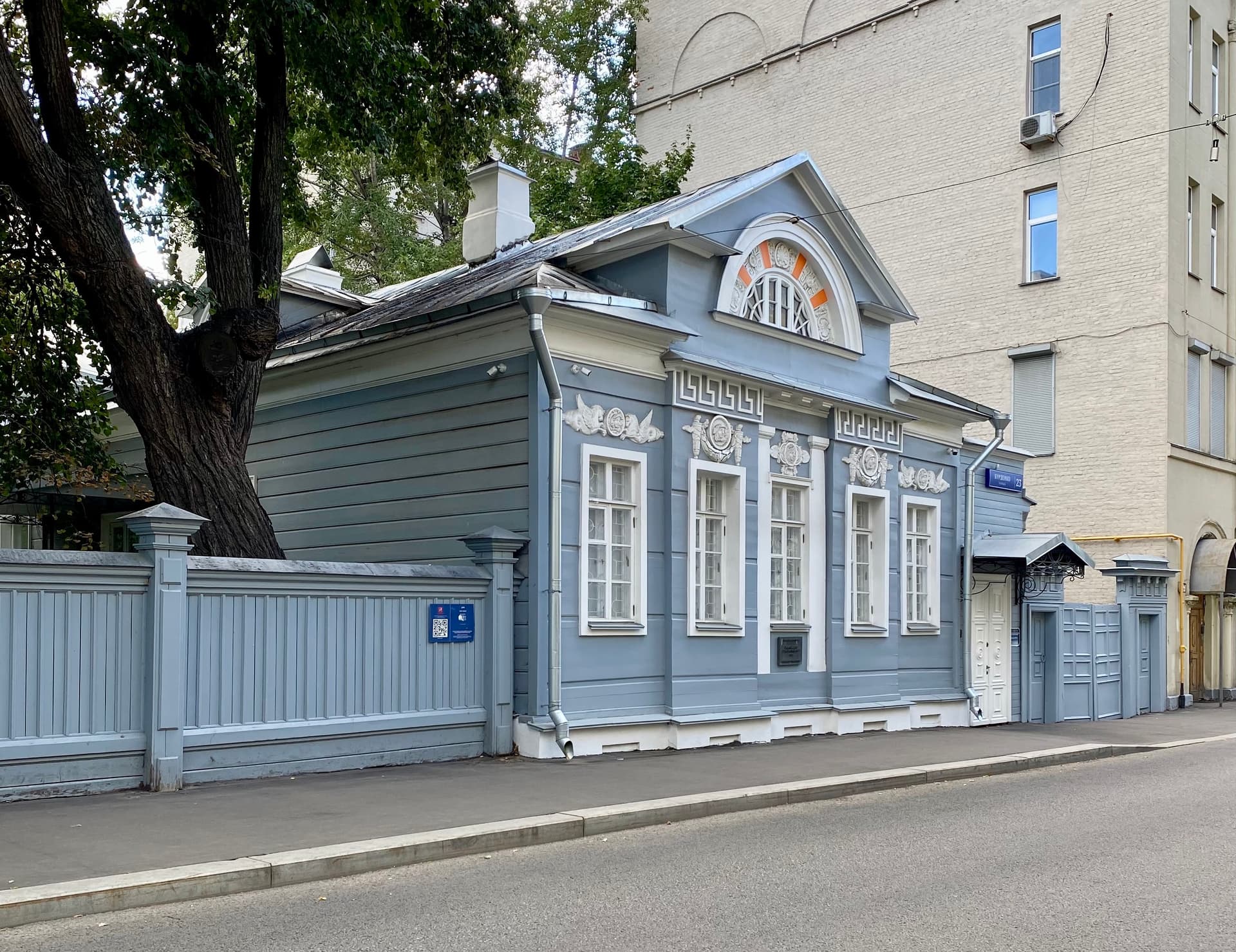 От Девичьего поля до Мухиной горы: прогулка с элементами ребуса