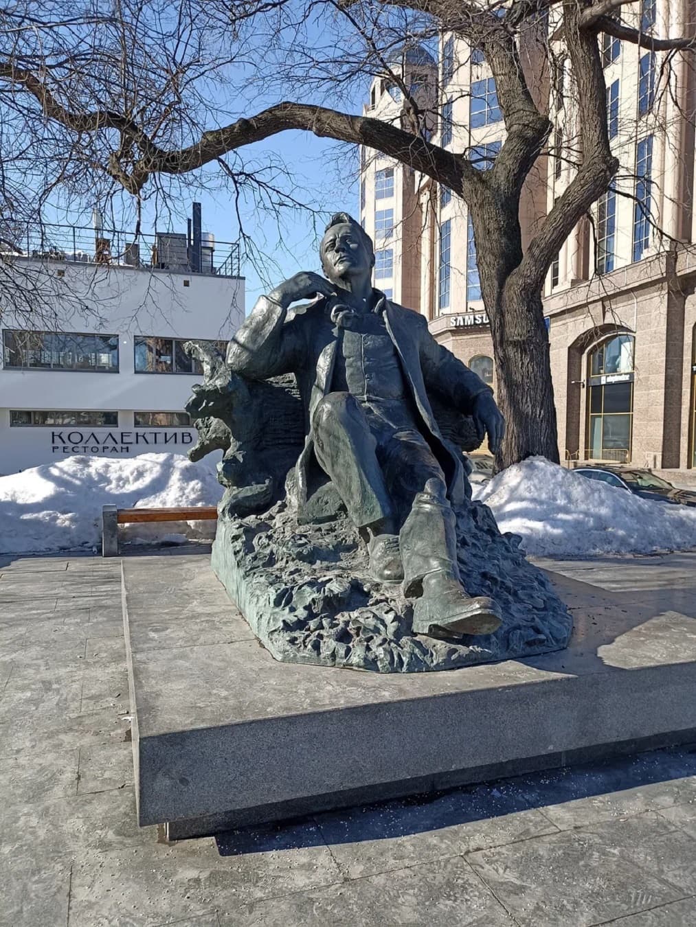 За каждым успешным мужчиной стоит великая женщина