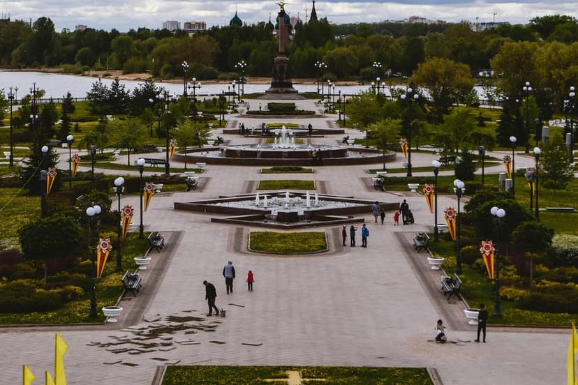 Ярославль. По желанию поездки в Рыбинск и Углич или в село Вятское