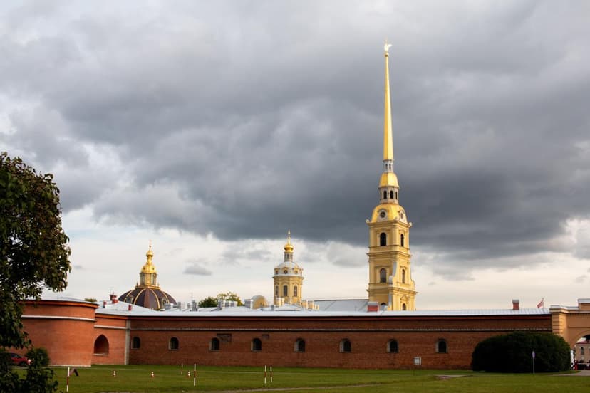 Теплоходная прогулка по рекам и каналам. Экскурсия по территории Петропавловской крепости
